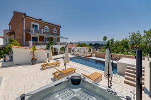 Fotografie z fotogalerie ubytování Apartment with heated pool, whirpool, view, near beach - by TRAVELER tourist agency Krk - ID 2683 v destinaci Novi Vinodolski