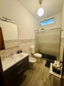 a bathroom with a toilet and a sink and a shower at Cottage VIVI tra mare e ulivi in Diano Marina
