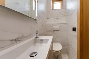 Fotografie z fotogalerie ubytování Apartment with heated pool, whirpool, view, near beach - by TRAVELER tourist agency Krk - ID 2683 v destinaci Novi Vinodolski