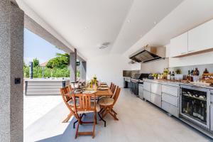 Fotografie z fotogalerie ubytování Apartment with heated pool, whirpool, view, near beach - by TRAVELER tourist agency Krk - ID 2683 v destinaci Novi Vinodolski