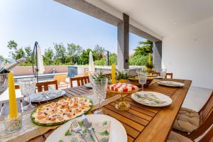 Fotografie z fotogalerie ubytování Apartment with heated pool, whirpool, view, near beach - by TRAVELER tourist agency Krk - ID 2683 v destinaci Novi Vinodolski