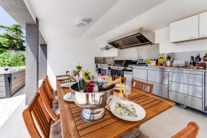Fotografie z fotogalerie ubytování Apartment with heated pool, whirpool, view, near beach - by TRAVELER tourist agency Krk - ID 2683 v destinaci Novi Vinodolski
