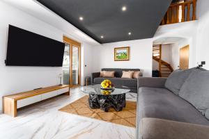 Fotografie z fotogalerie ubytování Apartment with heated pool, whirpool, view, near beach - by TRAVELER tourist agency Krk - ID 2683 v destinaci Novi Vinodolski
