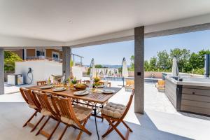 Fotografie z fotogalerie ubytování Apartment with heated pool, whirpool, view, near beach - by TRAVELER tourist agency Krk - ID 2683 v destinaci Novi Vinodolski