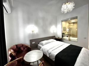A bed or beds in a room at Jacuzi Suite Paradise