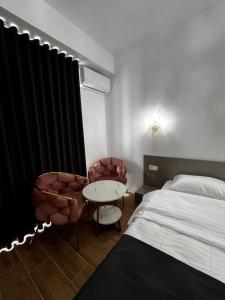A bed or beds in a room at Jacuzi Suite Paradise