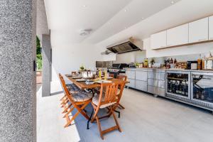 Fotografie z fotogalerie ubytování Apartment with heated pool, whirpool, view, near beach - by TRAVELER tourist agency Krk - ID 2683 v destinaci Novi Vinodolski