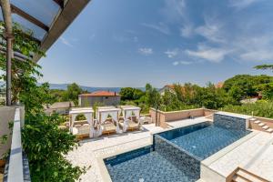Fotografie z fotogalerie ubytování Apartment with heated pool, whirpool, view, near beach - by TRAVELER tourist agency Krk - ID 2683 v destinaci Novi Vinodolski