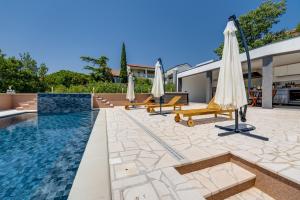 Fotografie z fotogalerie ubytování Apartment with heated pool, whirpool, view, near beach - by TRAVELER tourist agency Krk - ID 2683 v destinaci Novi Vinodolski