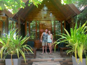 Taman di luar Elvis Beach Resort