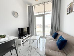 Una televisión o centro de entretenimiento en Stylish 1BR Oasis 2, Masdar City