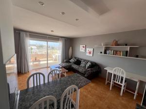 Posezení v ubytování DARUMA APARTMENTS 1-Bedroom Apartment with Sea Views