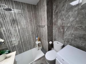 Koupelna v ubytování DARUMA APARTMENTS 1-Bedroom Apartment with Sea Views