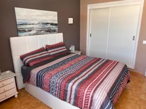 Postel nebo postele na pokoji v ubytování DARUMA APARTMENTS 1-Bedroom Apartment with Sea Views