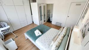 a room with a bed with two towels on it at Stylish 2-Bedroom Flat in Barbican Centre near Farringdon with Rooftop Terrace in London
