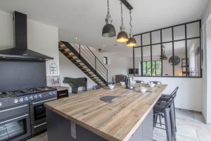 cocina con encimera de madera y fogones en Le clos du guern, en Ploeren 22 fotos más
