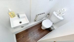 a bathroom with a toilet and a sink at Stylish 2-Bedroom Flat in Barbican Centre near Farringdon with Rooftop Terrace in London