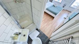 an overhead view of a bathroom with a shower and a toilet at Stylish 2-Bedroom Flat in Barbican Centre near Farringdon with Rooftop Terrace in London