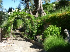 Giardino di Pool House Matisse in large park with heated pool