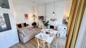 a living room with a table and a couch at Stylish 2-Bedroom Flat in Barbican Centre near Farringdon with Rooftop Terrace in London