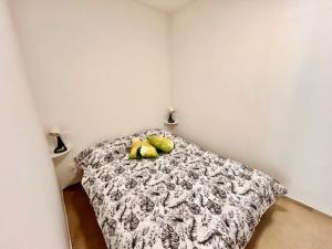a bedroom with a bed with two stuffed animals on it at Mono Limone dx con corte, posto auto ed aria condizionata a due passi dal mare in Marcelli