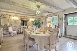 una sala da pranzo con tavolo e sedie di L'ecorce de bretagne a Langonnet