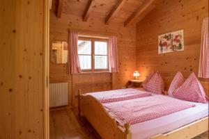 Ένα ή περισσότερα κρεβάτια σε δωμάτιο στο Bauernhof Wildfang