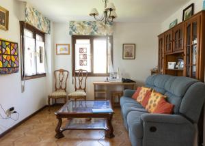 een woonkamer met een blauwe bank en een salontafel bij Casa Nina in Somo +16 foto's