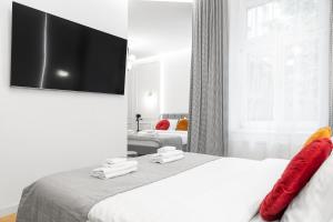 Posteľ alebo postele v izbe v ubytovaní HOUSEHOST Apartment: Św.Gertrudy 10/2.11