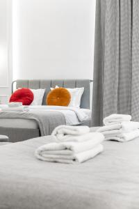 Posteľ alebo postele v izbe v ubytovaní HOUSEHOST Apartment: Św.Gertrudy 10/2.11
