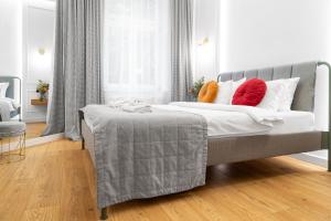 Posteľ alebo postele v izbe v ubytovaní HOUSEHOST Apartment: Św.Gertrudy 10/2.11
