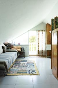 een slaapkamer met een bed en een tapijt bij Casa Nina in Somo