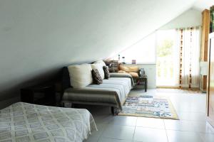 een woonkamer met een bank en een bed bij Casa Nina in Somo