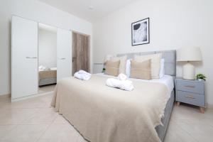 Postel nebo postele na pokoji v ubytování Majestueux Appartement 2 pièces à Hydra + 45 fotografií