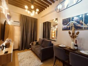 ein Wohnzimmer mit Sofa und Tisch in der Unterkunft Regalia's Pod in Trece Martires