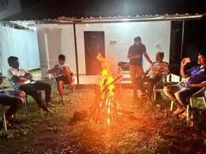 瓦尔卡拉Varkala Escape Resort的一群人围坐在火炉旁