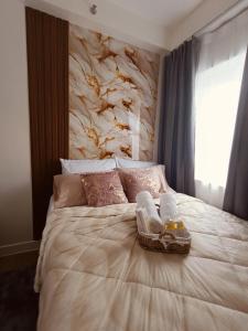 Un dormitorio con una cama con toallas. en Regalia's Pod, en Trece Martires