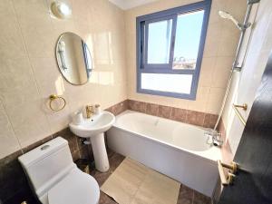 Ένα μπάνιο στο Fully equipped one bedroom apartment with pool