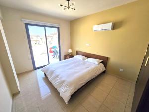 Ένα ή περισσότερα κρεβάτια σε δωμάτιο στο Fully equipped one bedroom apartment with pool