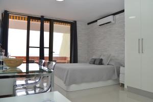 une chambre avec un lit et une grande fenêtre dans l'établissement Listen the BAY - 230, à Costa del Silencio 37 autres photos