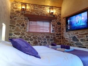 Postel nebo postele na pokoji v ubytování Domaine La Synchronicité - Gîte et Chambres d'Hôtes