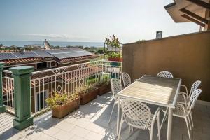 a patio with a table and chairs on a balcony at La Casa di Lucia in Marcelli