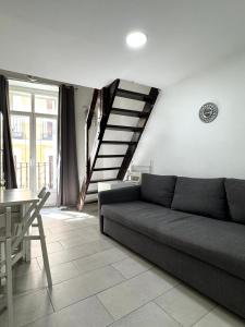 Część wypoczynkowa w obiekcie Acogedor apartamento exterior con balcón en el Barrio de Chueca, Gran Vía con aire acondicionado