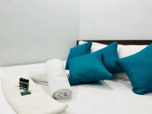 Rúm í herbergi á AYODHYA HOTEL RAGHUBIR NIKUNJ NEAR SARYU GHAT & HANUMAN GARHI TEMPLE - Offers Premium Rooms - #Wifi #Parking #Customer service - A Premium Homestay In AYODHYA