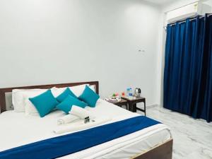 Rúm í herbergi á AYODHYA HOTEL RAGHUBIR NIKUNJ NEAR SARYU GHAT & HANUMAN GARHI TEMPLE - Offers Premium Rooms - #Wifi #Parking #Customer service - A Premium Homestay In AYODHYA