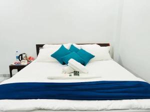 Rúm í herbergi á AYODHYA HOTEL RAGHUBIR NIKUNJ NEAR SARYU GHAT & HANUMAN GARHI TEMPLE - Offers Premium Rooms - #Wifi #Parking #Customer service - A Premium Homestay In AYODHYA