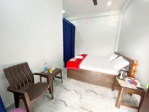 Rúm í herbergi á AYODHYA HOTEL RAGHUBIR NIKUNJ NEAR SARYU GHAT & HANUMAN GARHI TEMPLE - Offers Premium Rooms - #Wifi #Parking #Customer service - A Premium Homestay In AYODHYA