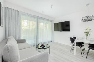 Un televizor și/sau centru de divertisment la Sea&Lake Luxurious Apartments with Parking by Noclegi Renters +90 fotografii