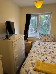 Postel nebo postele na pokoji v ubytování Peaceful 3 bedroom house close to Newcross hospital Wolverhampton