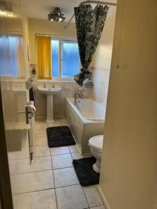 Koupelna v ubytování Peaceful 3 bedroom house close to Newcross hospital Wolverhampton + 10 fotografií